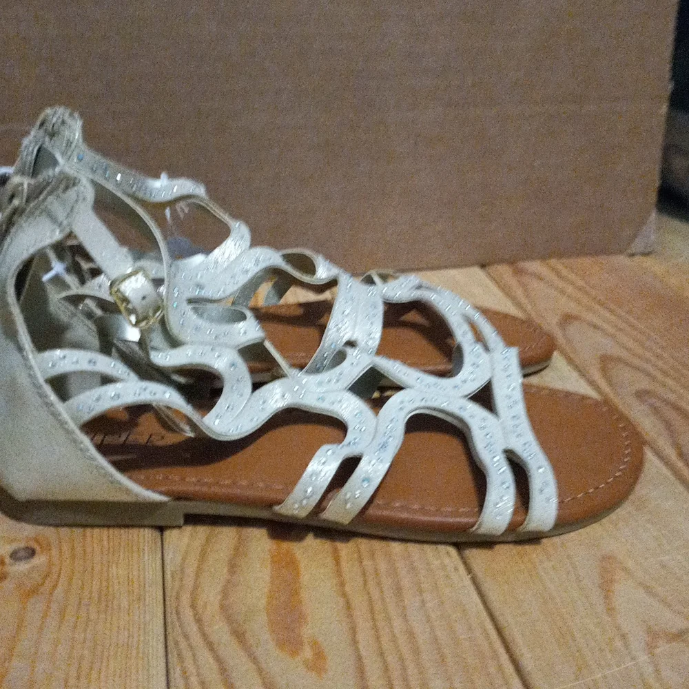 Girl gold sandals
